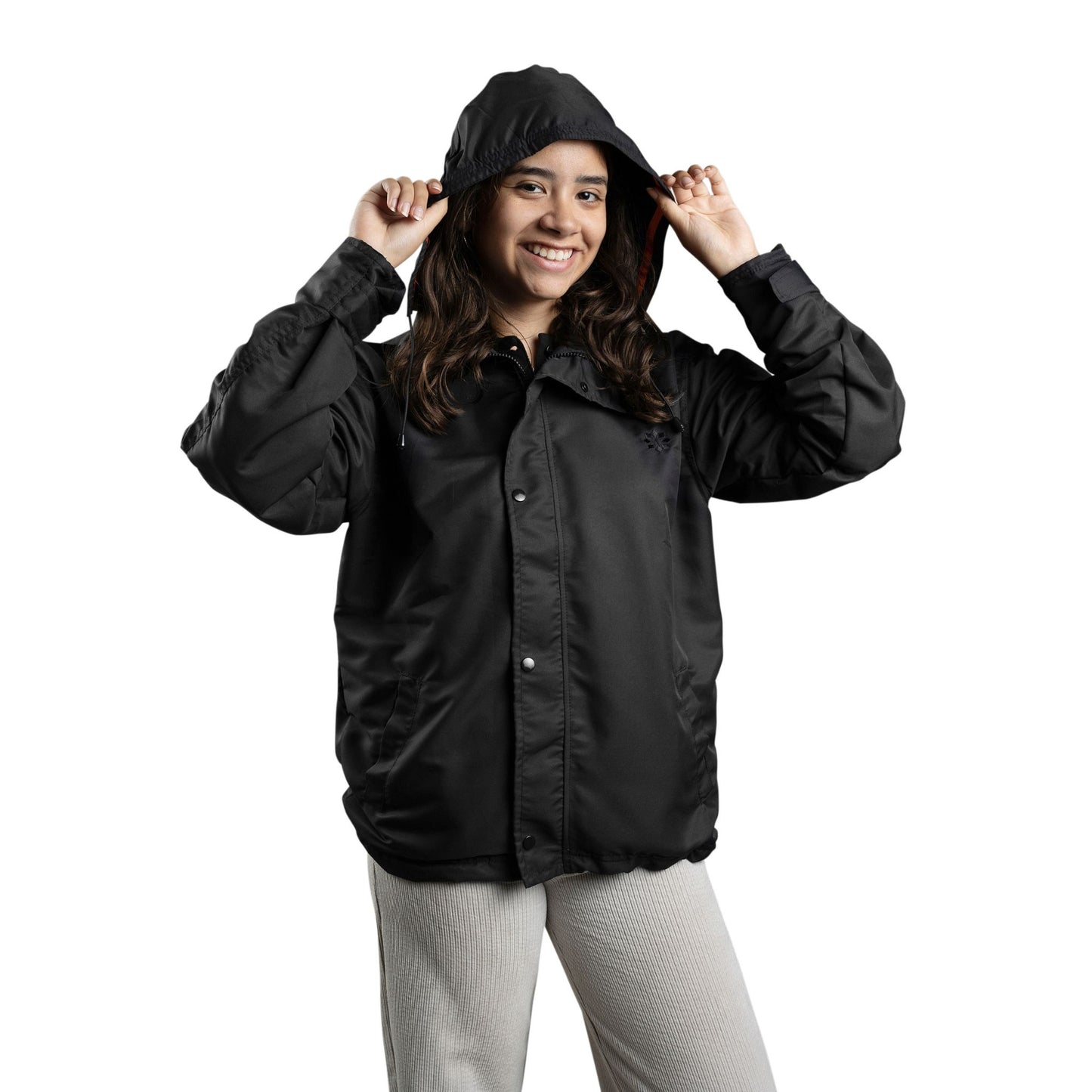 CASACA CORTAVIENTO CON CAPUCHA UNISEX NEGRO